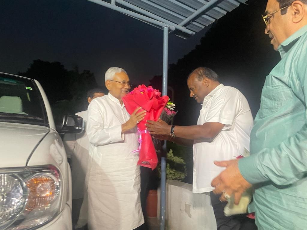 Bihar CM Nitish Kumar meets JDS leader, ex CM H D Kumarswamy